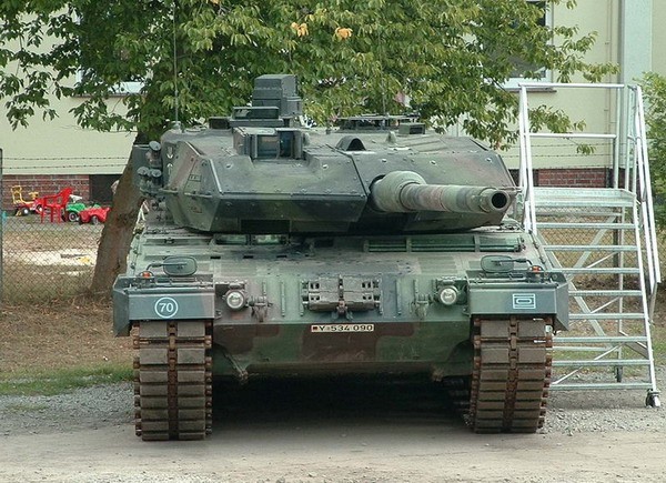 Xe tăng chiến đấu Leopard-2A6 do Đức chế tạo.